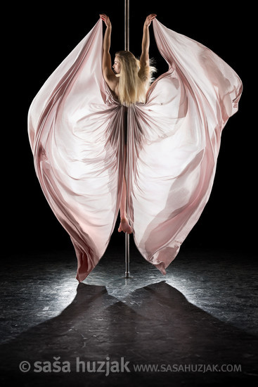 Photographing pole dancers in studio: Tina <em>Photo: © Saša Huzjak</em>