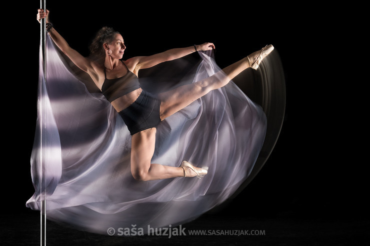 Photographing pole dancers in studio: Maja <em>Photo: © Saša Huzjak</em>