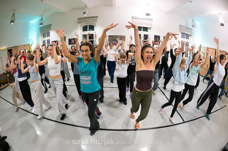 Presentations of dance classes and workshops: Salsa with Katja Čuk for all participants <em>Photo: © Saša Huzjak</em>